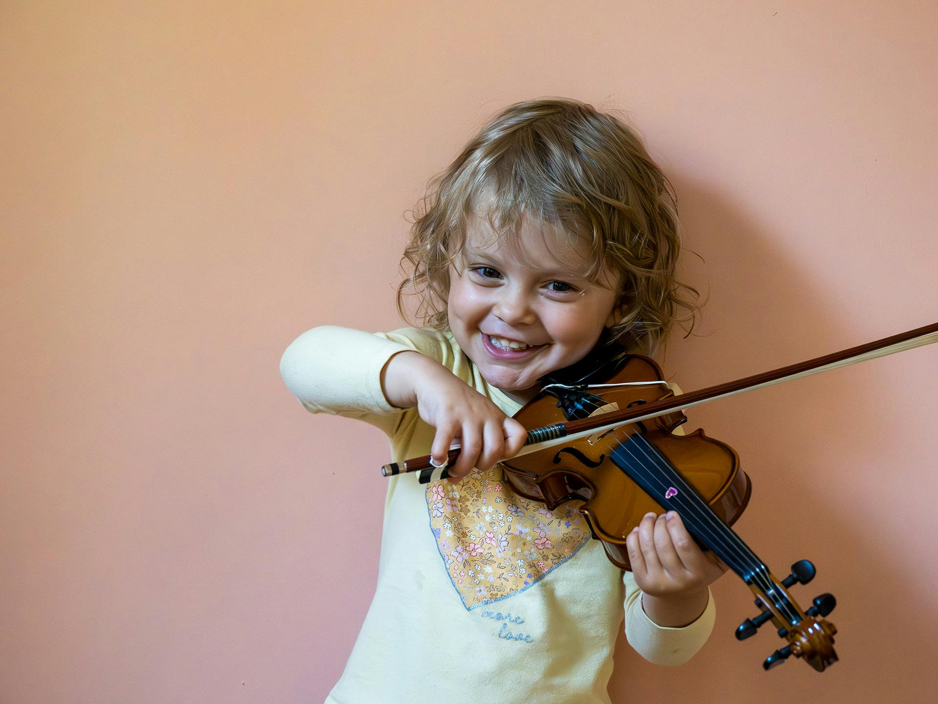 Flicka lär sig spela fiol med suzukimetoden i Stockholm